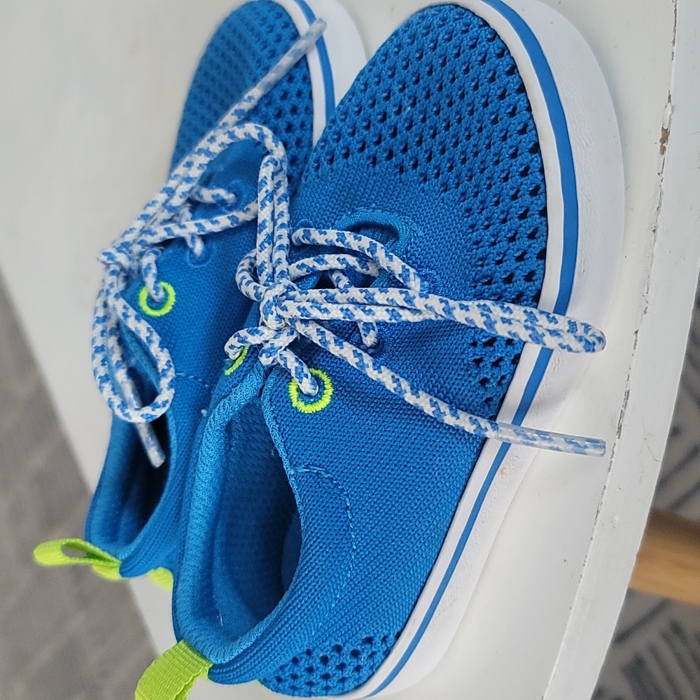 Cat & Jack blue water shoes